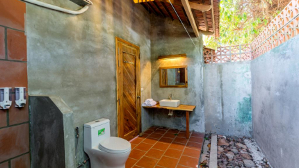 Phòng tắm bên ngoài