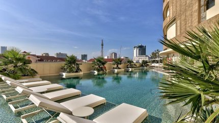 Bể bơi ngoài trời với ghế tắm nắng