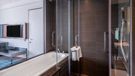 Phòng tắm được trang bị đầy đủ tiện nghi hiện đại