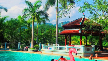 Bể bơi ngoài trời tại Him Lam Điện Biên Resort