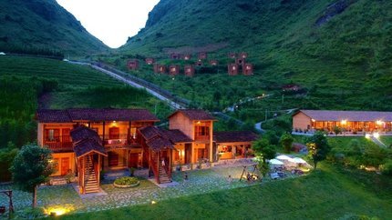 Khung cảnh khu nghỉ dưỡng lúc chiều tối
