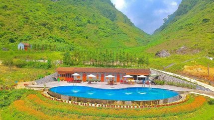 Hồ bơi tại H'Mong Village Resort