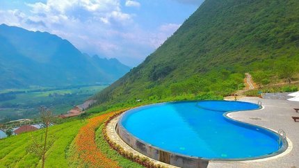 Khung cảnh thiên nhiên bên cạnh hồ bơi tại resort