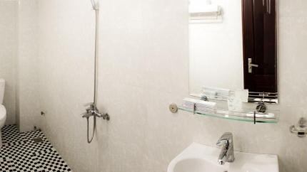 Phòng tắm tại Hòa Bình Hotel Đồng Hới