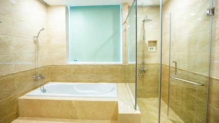 Phòng tắm có bồn tắm rộng rãi , đầy đủ tiện nghi