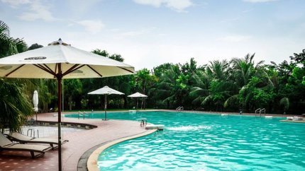 Bể bơi ngoài trời tại resort