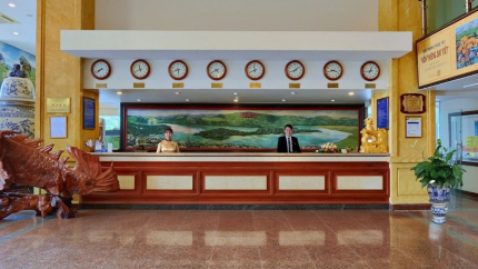 Quầy lễ tân tại Hoàng Sơn Peace 4*