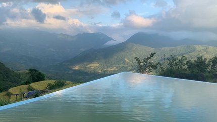 Bể bơi vô cực với tầm nhìn bao trọn cảnh thiên nhiên, núi rừng hùng vĩ