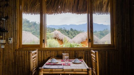 Không gian nhà hàng độc đáo được làm từ tre, nứa, trúc