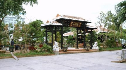 Cổng Khách Sạn