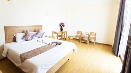 Không gian rộng rãi, sàn nhà lát gỗ