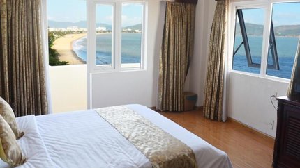 Cửa sổ và ban công hướng ra biển