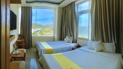 Phòng rất thoáng nhờ cửa kính , phòng có bàn làm việc