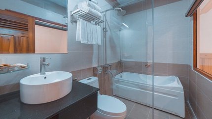 Nhà tắm với đầy đủ tiện nghi