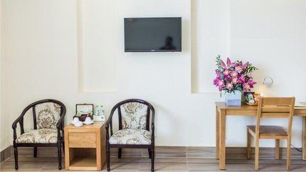 Tiện nghi đầy đủ, phòng có bàn ghế