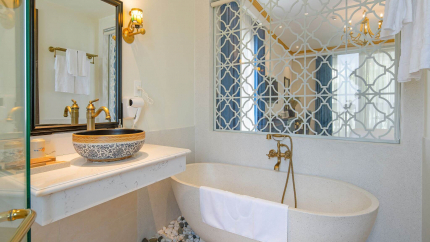 Bồn tắm được trang bị trong phòng