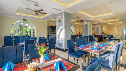 Không gian nhà hàng rộng rãi, sang trọng