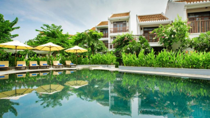 Hồ bơi tại Coco River Resort & Spa