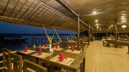 Nhà hàng nổi tại Resort & Spa Coco River Hội An 4*