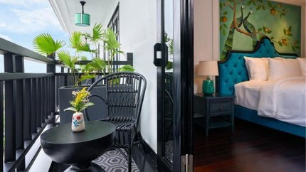 Phòng có ban công nhìn xuống hồ bơi