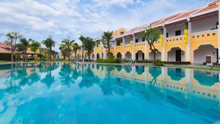 Bể bơi vô cực với màu nước trong xanh.