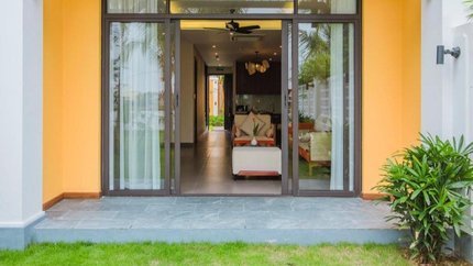 Khung cảnh phía trước phòng nghỉ khách sạn.