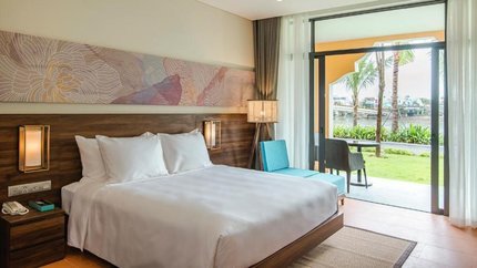 Deluxe King với view vườn rộng trước phòng .