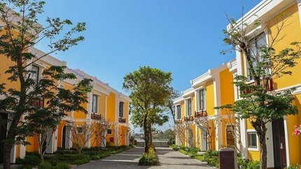 Khuôn viên rộng tại resort