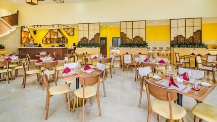 Nhà hàng được ngăn lắp, sạch sẽ.