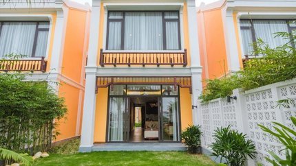 Villa 3 phòng ngủ sở hữu sân hiên trước nhà.