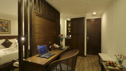 Phòng Honeymoon Junior Suite tại khách sạn Odyssey