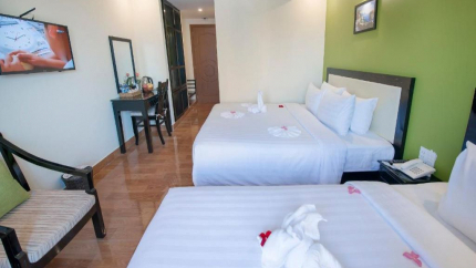 Phòng Triple with Balcony khách sạn Rose Garden Hội An