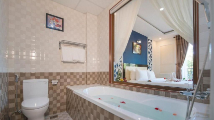 Phòng vệ sinh Honeymoon with Balcony Hoi An Rose Garden Hotel