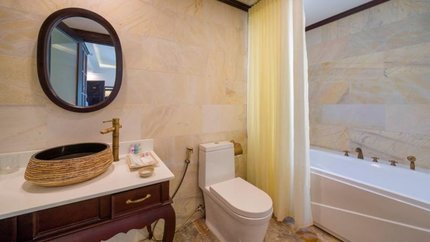 Phòng vệ sinh có bồn tắm hiện đại