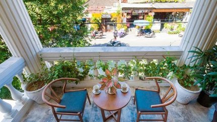 Ban công nhỏ để du khách có thể vừa uống trà vừa ngắm phố cỏ