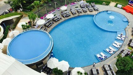 Bể bơi ngoài trời của khách sạn