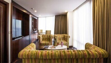 Bộ sofa, bàn làm việc siêu cổ điển