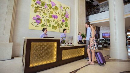 Quầy lễ tân luôn có nhân viên trực hỗ trợ khách hàng