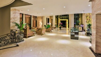 Sảnh khách sạn nhìn từ trong ra ngoài