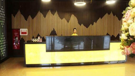 Lễ Tân Khách sạn Holiday Cửa Lò