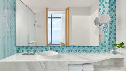 Không gian phòng tắm hạng Blue Suite Two Bedroom