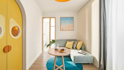 Khu tiếp khách trong phòng One King One Bunk Bed Suite Kid Theme