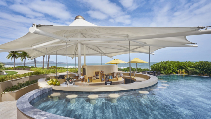 The Beach Bar tại Holiday Inn Resort