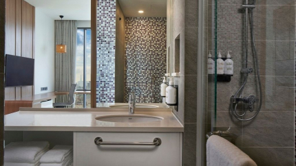 Phòng Superior Holiday Inn & Suites Airport Hotel