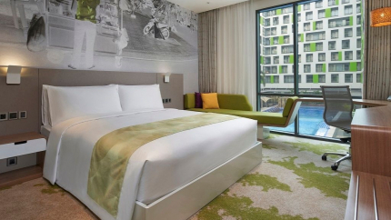 Phòng Deluxe Holiday Inn & Suites Airport Hotel 5*