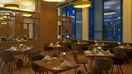 Nhà Hàng Khách Sạn Holiday Inn & Suites Saigon Airport 5*