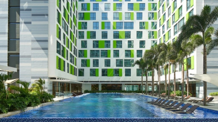 Thư Giãn Với Bể Bơi Ngoài Trời Holiday Inn & Suites Airport