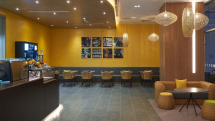 Thưởng Thức Đồ Uống Tại Quán Cafe Holiday Inn & Suites Airport 5%