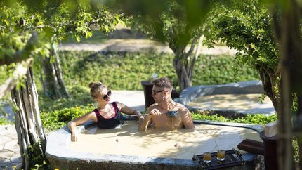 Hoạt động tắm bùn tại resort