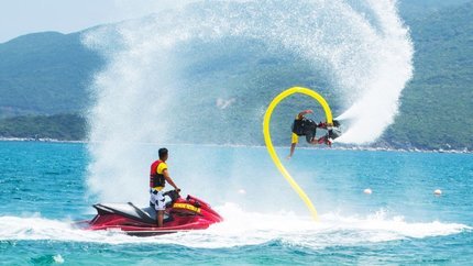 Đua mô tô nước trên biển